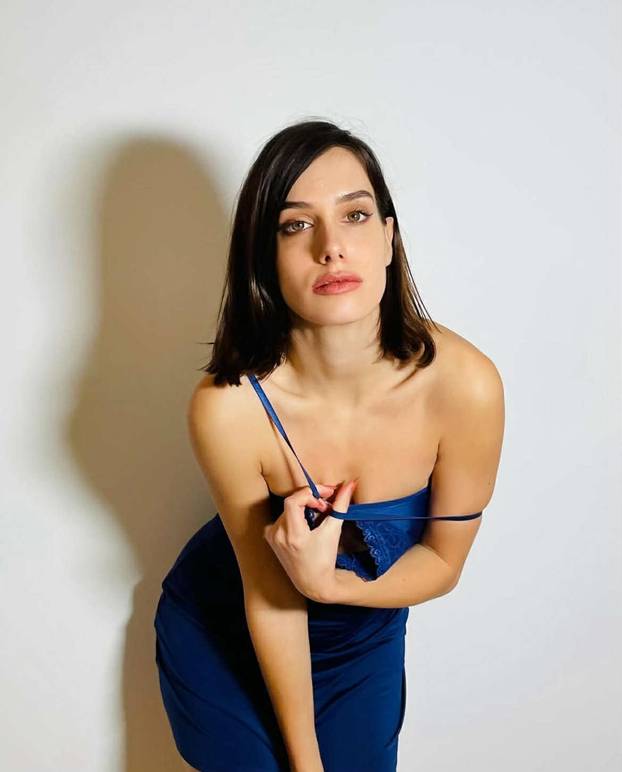 FOTO Seksi stjuardesa otkrila vruću naviku na dugim letovima
