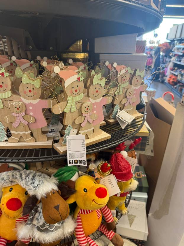 FOTO Trgovci su izvukli božićne ukrase! Pogledajte što se nudi, snježne kugle idu i za 74 eura...