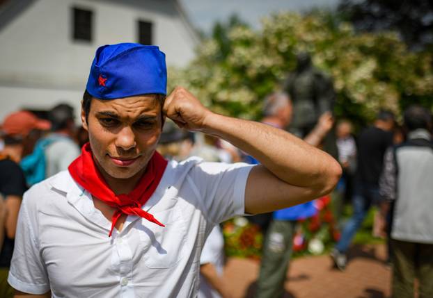 Kumrovec: Ljubitelji Josipa Broza Tita okupili su se ispred njegove rodne kuće kako bi proslavili 130. rođendan