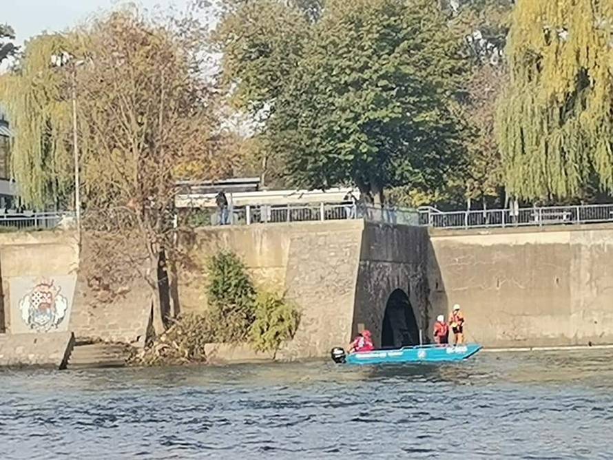 Prevrnuli se čamcem u Korani i nestali - traže ih već peti dan