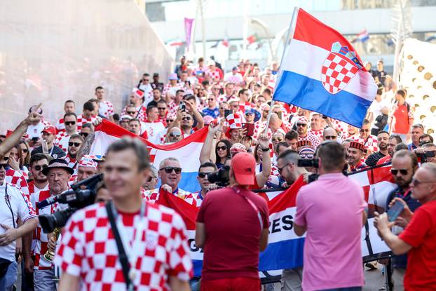 KATAR 2022 - Hrvatski navijači u Dohi podižu atmosferu za utakmicu protiv Argentine