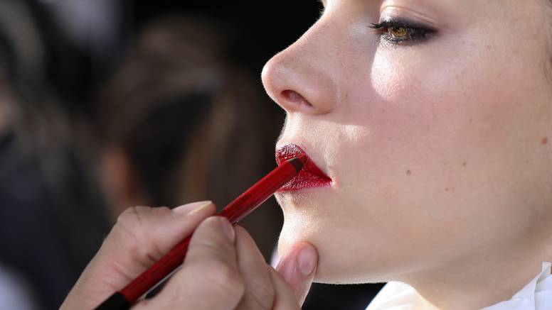 Savršena make-up simbioza: Ruž za usne i olovka istog tona