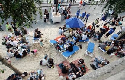 Šetalište uz Seinu pretvorili u veliku pješčanu plažu