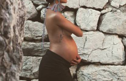 Ana Gruica u toplesu ponosno pokazala svoj trudnički trbuh
