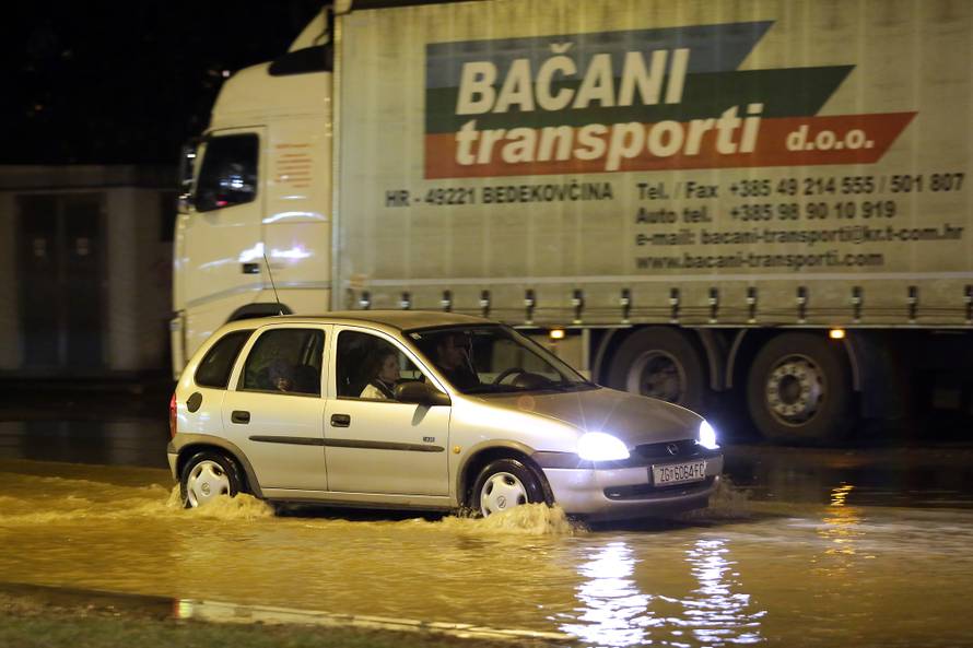 Kamion se zabio u hidrant kod Arene: Borili se s bujicom vode