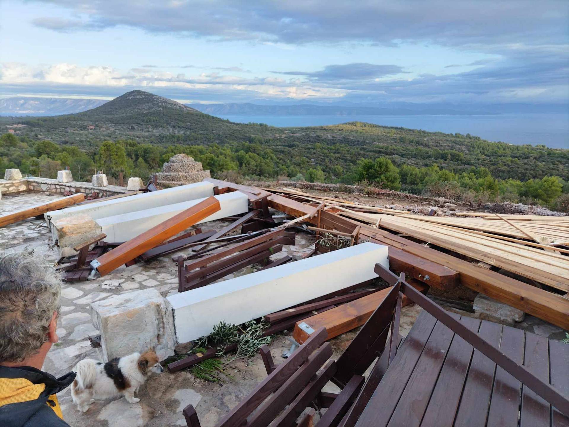 Snažan vrtlog na Hvaru uništio pola obiteljskog imanja, stari drveni brod još nisu pronašli