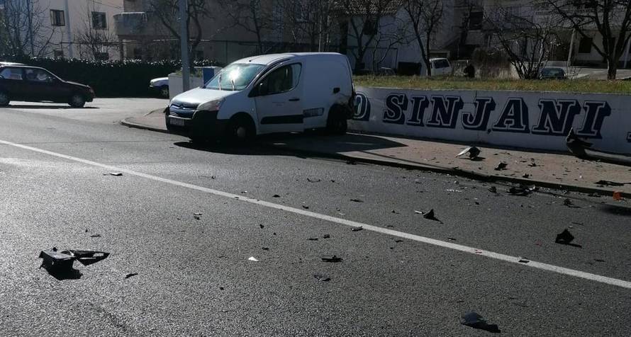 Sudar u Sinju: Motorom se zabio u auto i završio u zidu