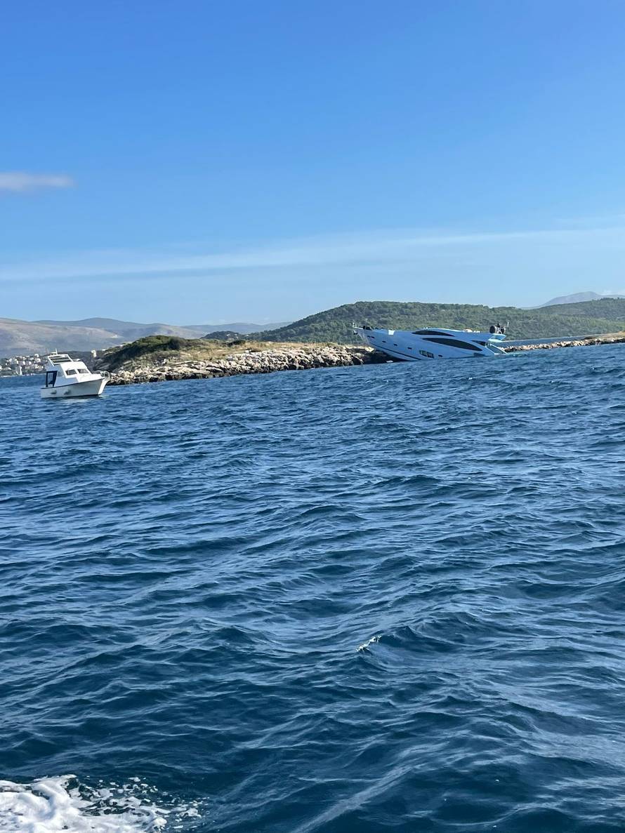 Jahtom se nasukao na Pijavicu