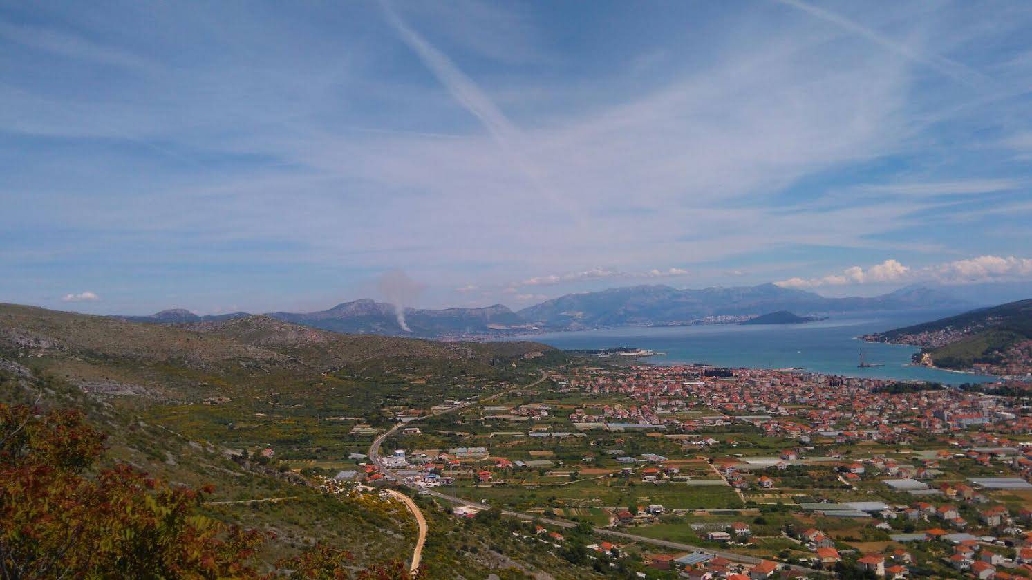Požar kod Splita: Gorjela trava, vatru ugasilo 50 vatrogasaca