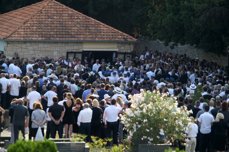Tisuće ljudi na sprovodu: Oliver je pokopan uz bakljadu Torcide