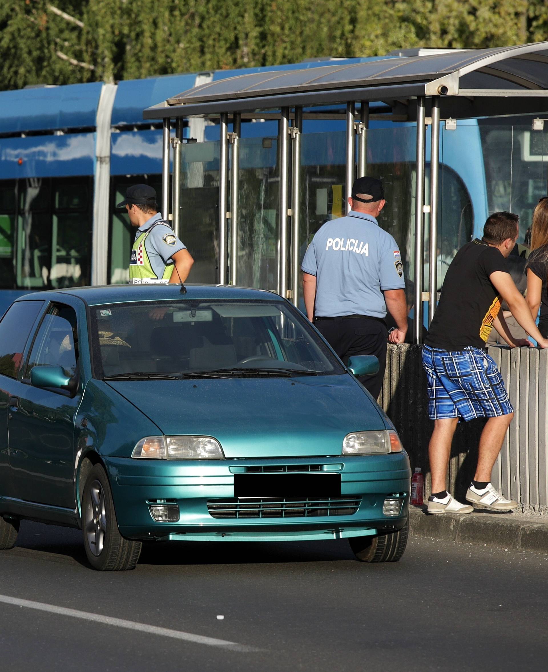 Četvero lakše ozlijeđeno u sudaru auta i Hitne pomoći