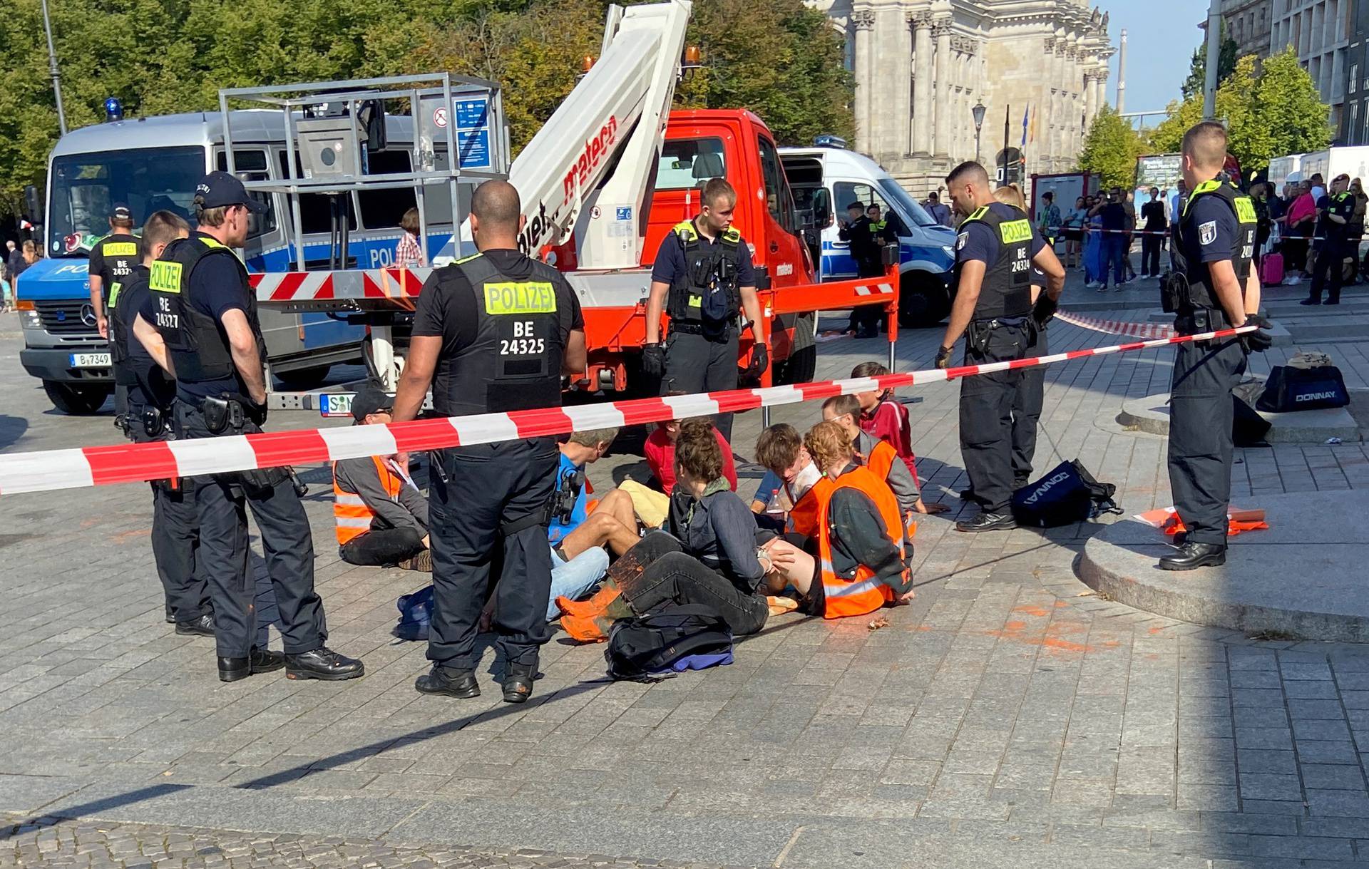 Last Generation climate protesters douse Brandenburg Gate columns in paint