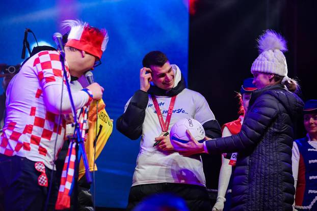 Zadar: Dominik Livaković i Martin Erlića potpisali lopte te ih ispucali u okupljene navijače