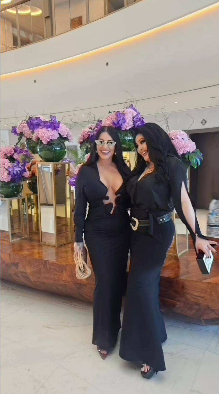 Dragana Mirković u Dubaiju juri 'autom' po vodi: Sa Sekom pila poseban 'zlatni' cappuccino...