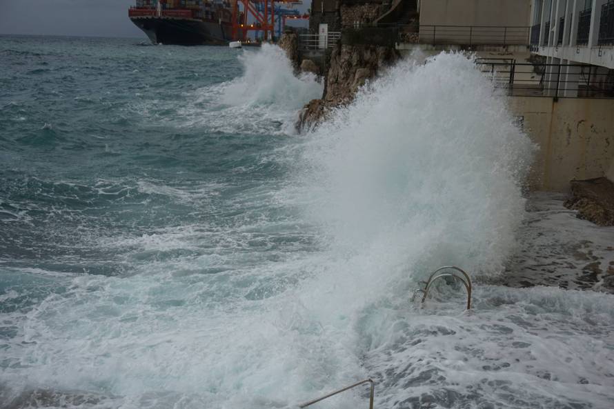 Tragično novogodišnje kupanje: Dva kupača utopila se u Rijeci