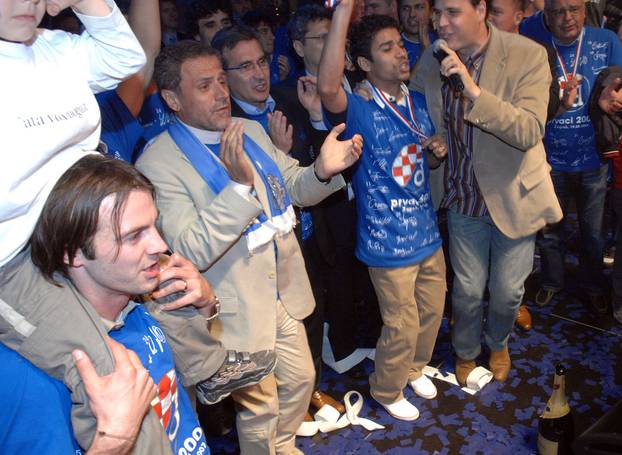 ARHIVA - Nogometaši Dinama na Trgu bana Jelačića s navijačima proslavili naslov prvaka Hrvatske, 19.05.2007.