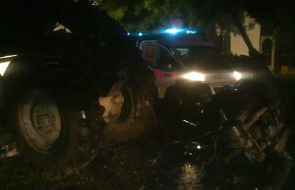 Pijani vozač kombija naletio na traktor, dvoje teško ozlijeđeno