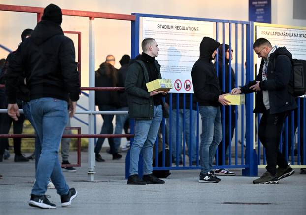 Zagreb: Torcida prije utakmice skupljala donacije za djecu Vukovara 