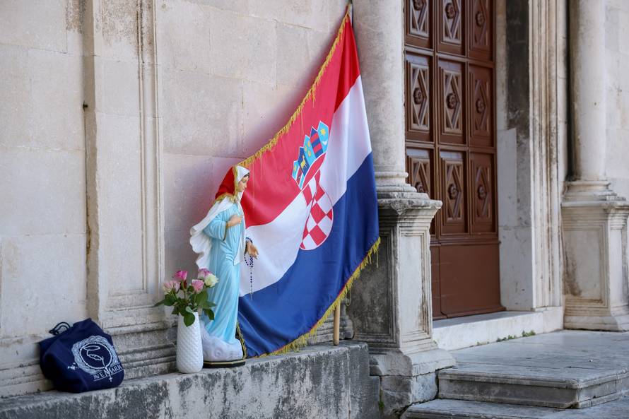 Zadar: Molitelji ispred crkve Sv. Marije