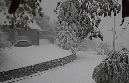 Snijeg stvara probleme: Bez zimske opreme ne u Sloveniju
