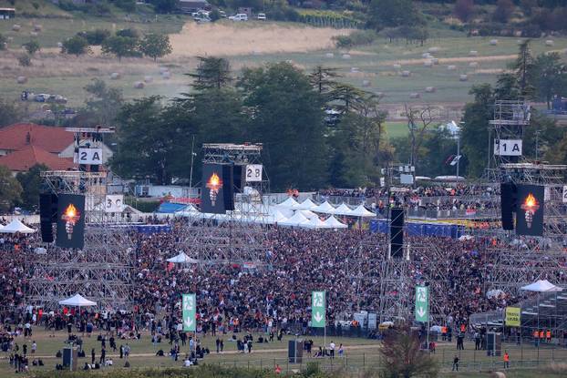 Sinj: Pogled na Hipodrom uoči početka Thompsonovog koncerta