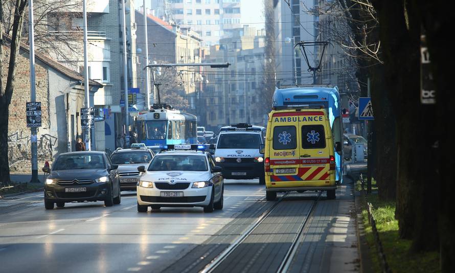 Užasan prizor: Autom udario ženu na pješačkom prijelazu