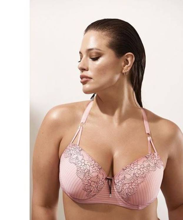 Plus-size model kao anđelica: Ashley Graham pokazala bujne obline na pisti Victoria's Secreta