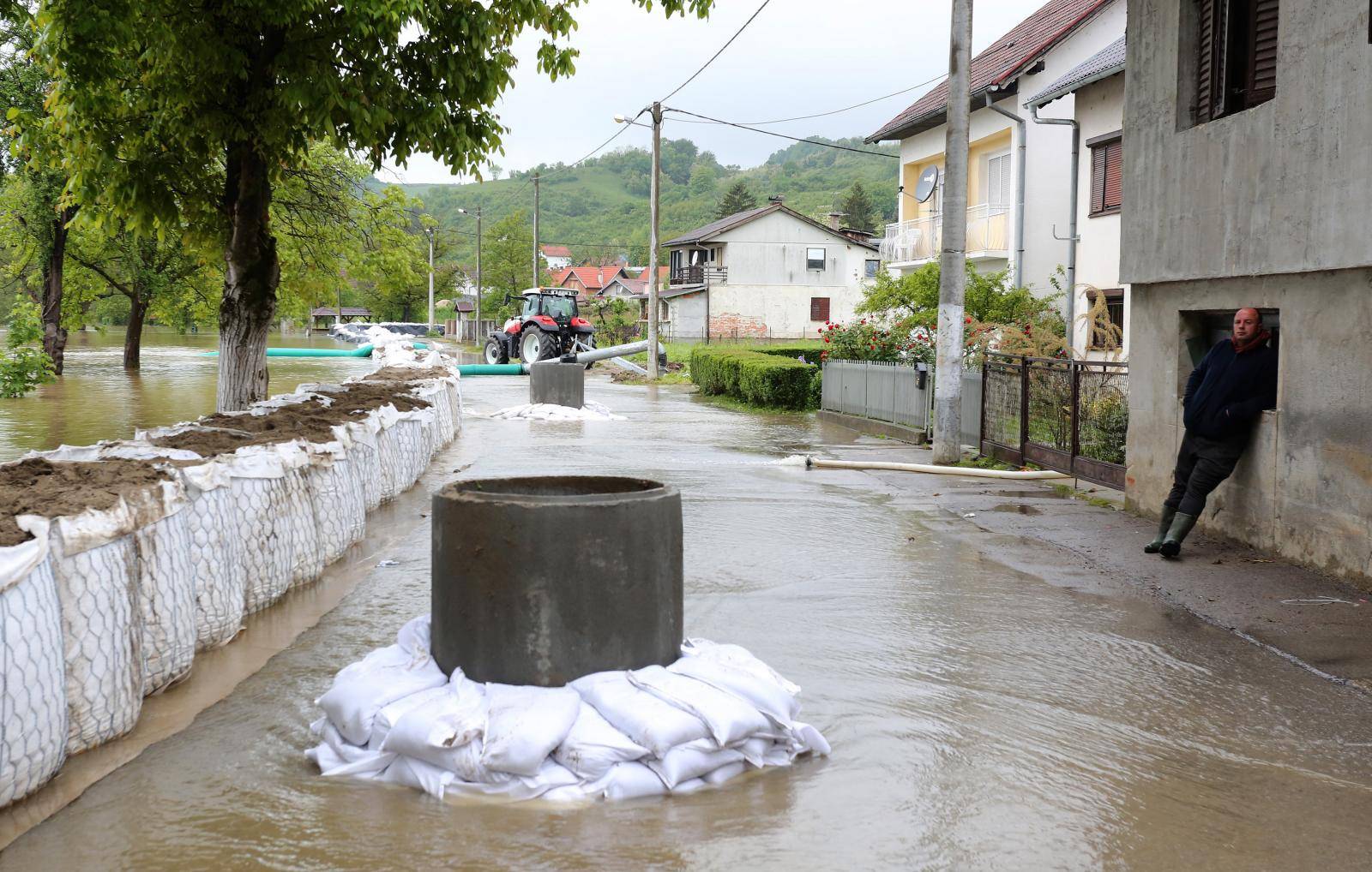 Rastu vodostaji: Četiri škole su prekinule nastavu zbog poplava