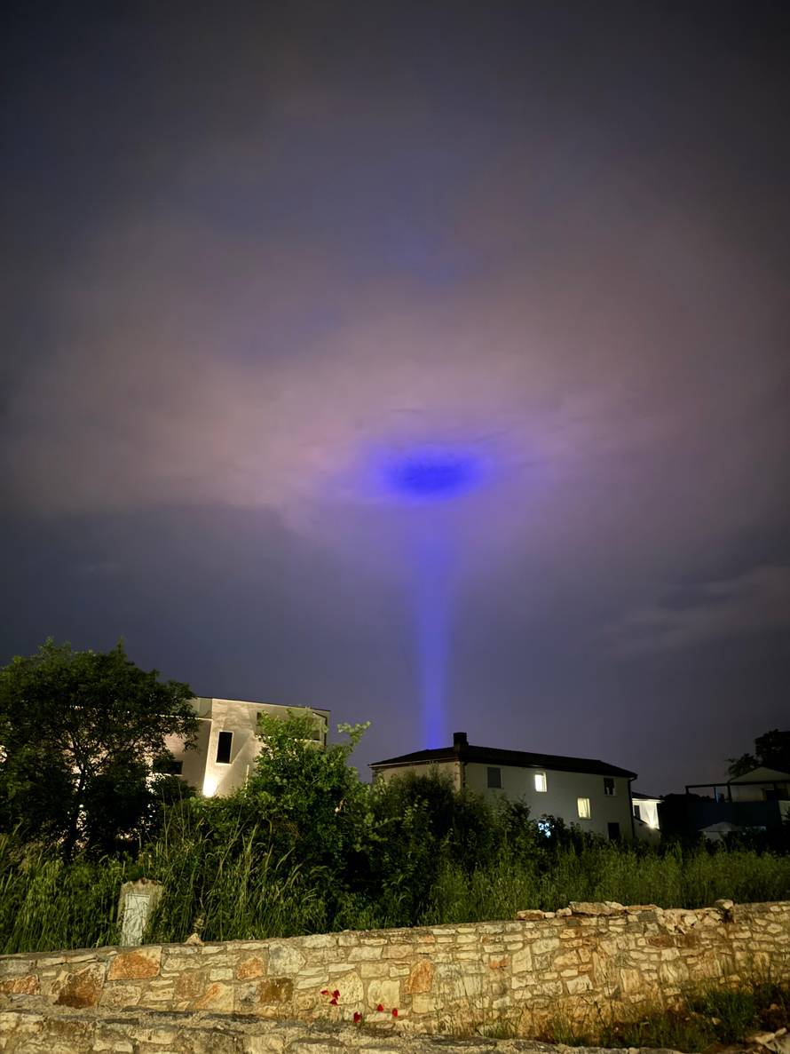 VIDEO Pojavilo se misteriozno svjetlo na nebu iznad Pule: 'Možda su to bili mali zeleni...'
