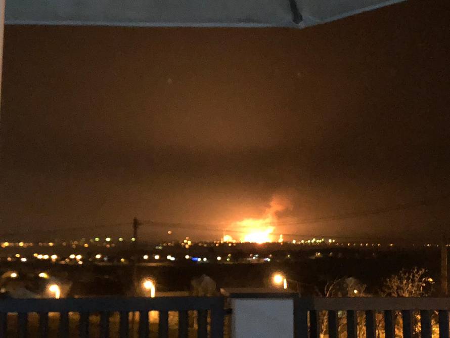 Užasni prizori: Vatra je 'gutala' dimnjake brodske rafinerije...