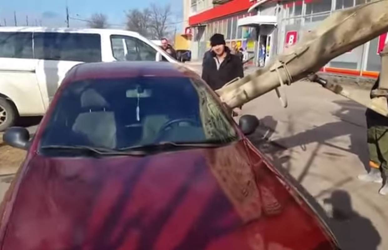 Promijenila ime: Bijesan muž u automobil supruge nalio beton