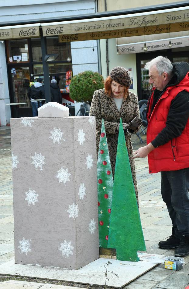 Sisak: Postavljanje adventskih kućica koje su napravila djeca