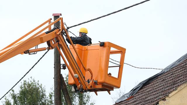 Čazma: Radnici HEP-a užurbano rade kako bi stanovnicima nakon nevremena vratili struju u domove