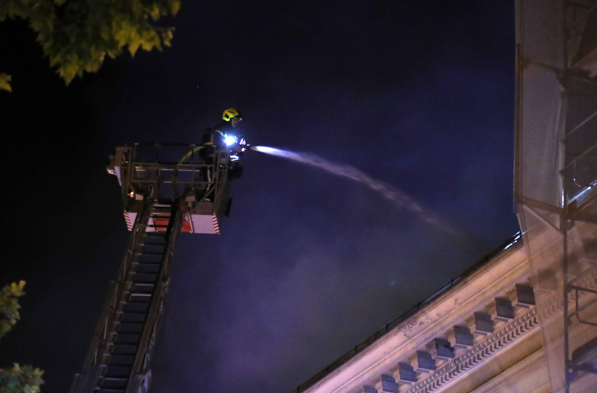 Zagreb: Na krovištu zgrade na Zrinjevcu buknuo požar