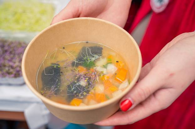 FOTO Omišljani uživali u 'bljak' klopi: Juha od kamika, rozi na bljak, šporka bruschetta...