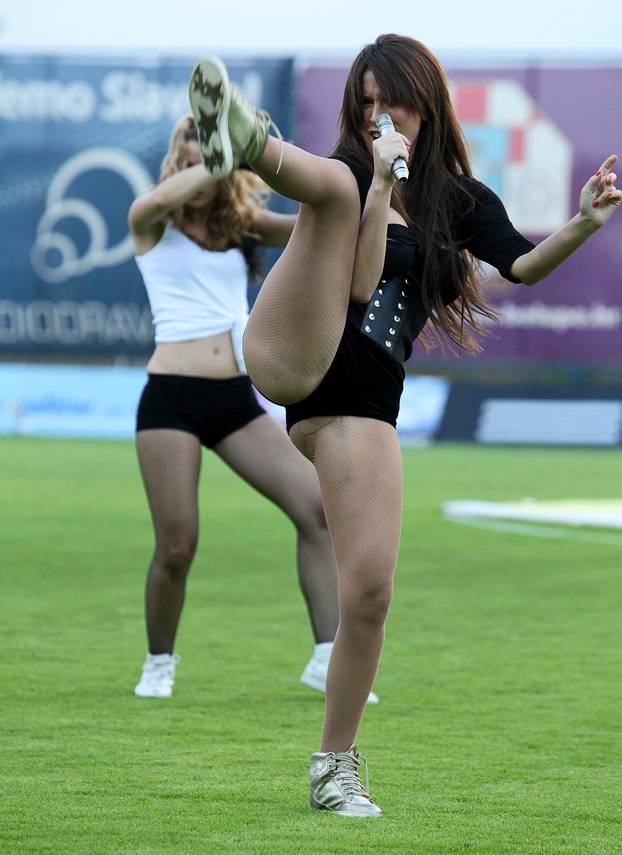 ARHIVA - Koprivnica: Nives Celzijus "zagrijala" publiku prije utakmice 1. HNL