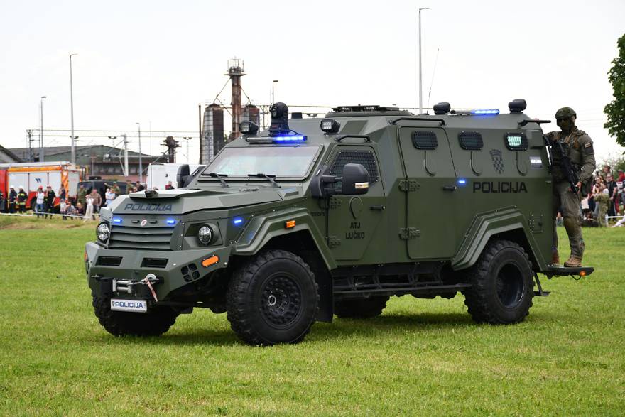 Okučani: Pripadnici Hrvatske vojske i policije izveli pokazne vježbe tijekom obilježavanja 30. godišnjice VRO Bljesak