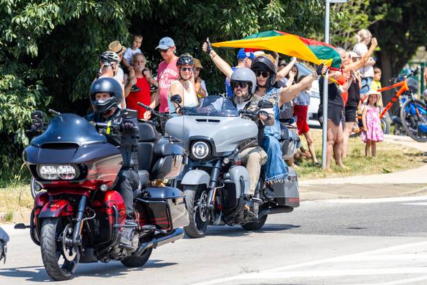 Nekoliko tisuća vlasnika Harley Davidsona prolazi kroz Pulu u defileu