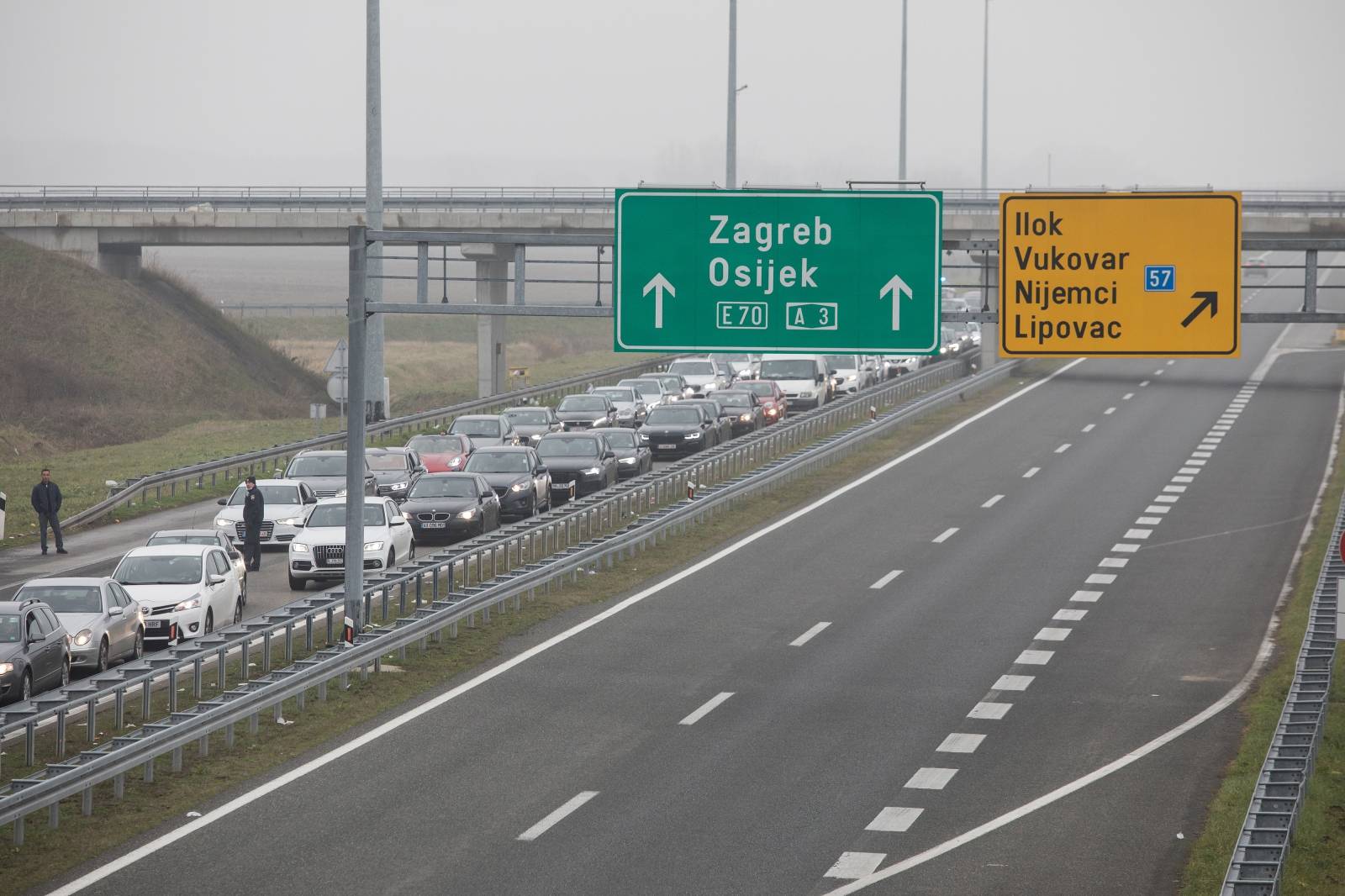 Satima se čeka na graničnom prijelazu Bajakovo na izlazu iz zemlje prema Srbiji