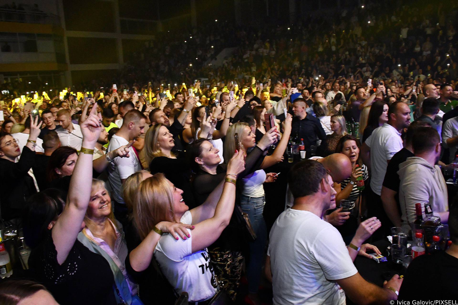 Slavonski Brod: Lepa Brena i Saša Matić održali zajednički koncert One night in Balkan