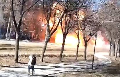 VIDEO Pogledajte trenutak kad je projektil pogodio predgrađe Kijeva. Djed je bio u šetnji...