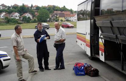 Pokušao se izbosti nožem pred putnicima u autobusu