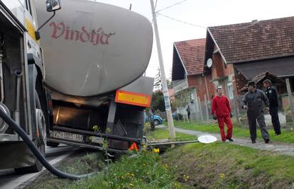 Sletio u jarak: Spretni vozač spasio 16.000 litara mlijeka 