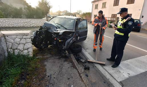 Udarila Fordom u ogradu i zid, motor od siline udarca ispao...