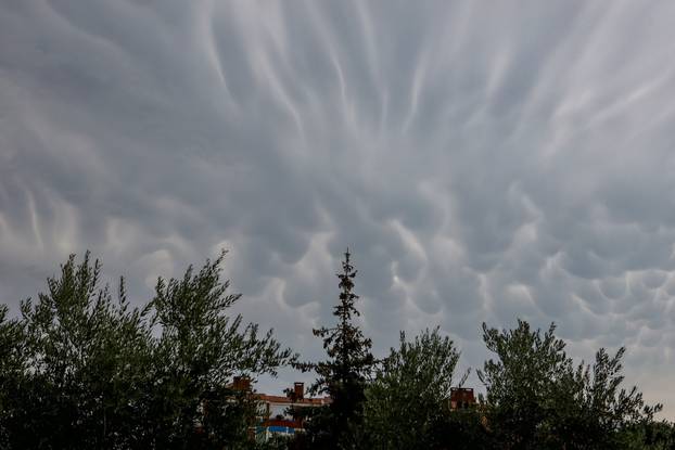 Mammatus oblaci nad Zadrom