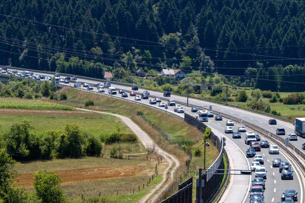 Otočac: Nastala kolona zbog prometne nesreće u tunelu Brezik u smjeru Zagreba