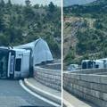 Oluja  prevrnula srpski kamion kod Senja, vozio pod zabranom