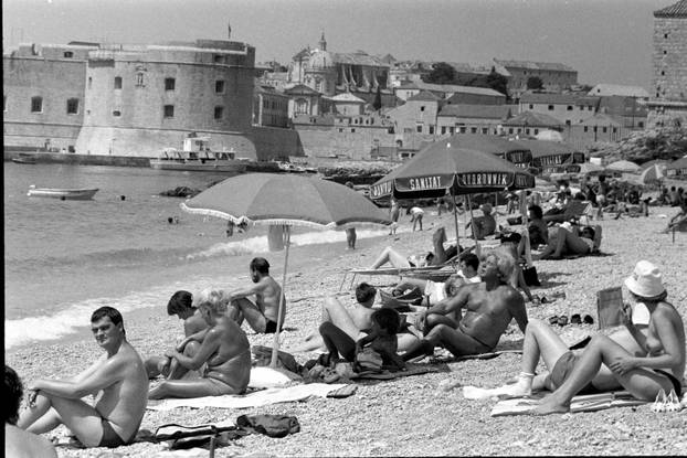 Dubrovnik: Brojni posjetitelji uživaju u kupanju i sunčanju na plaži Banje, kolovoz 1990.