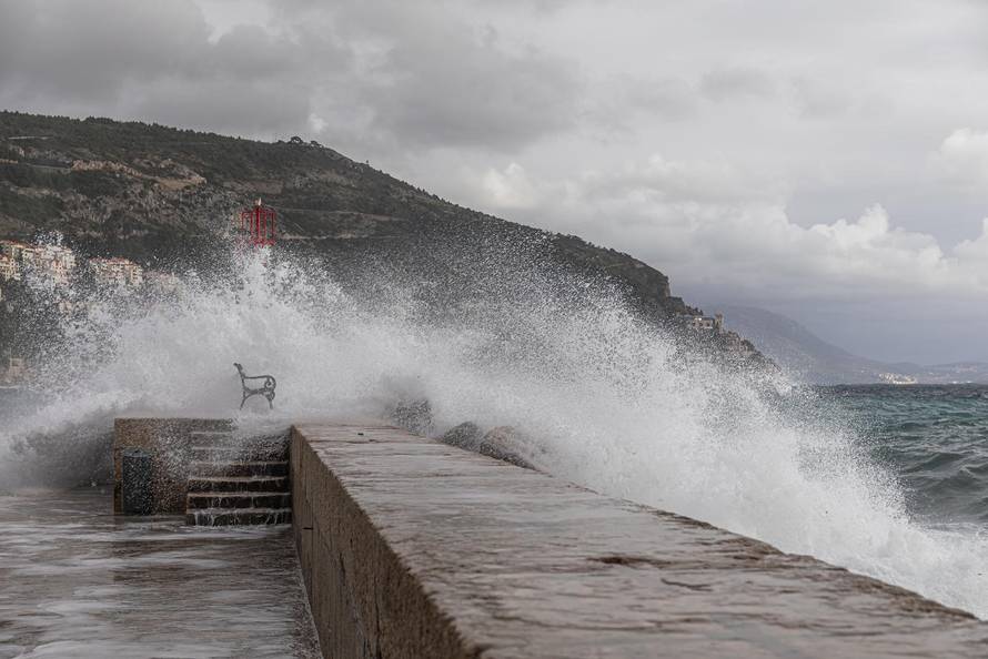 Dubrovnik: Potraga za tijelom muškarca kojeg su povukli valovi je obustavljena