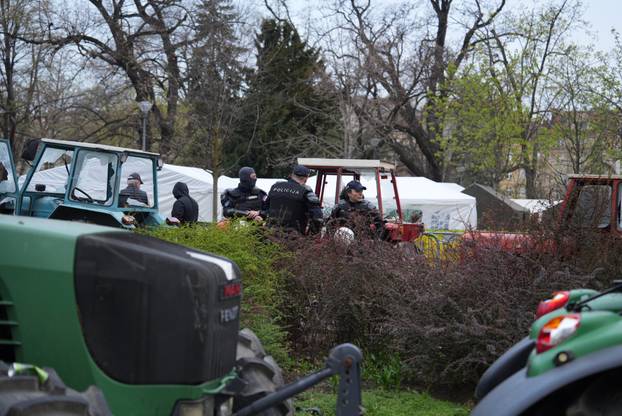 Beograd: Oštećeni traktori parkirani oko Pionirskog parka